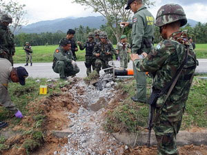 Binh sĩ Thái Lan điều tra tại hiện trường vụ nổ bom tại tỉnh Narathiwat.